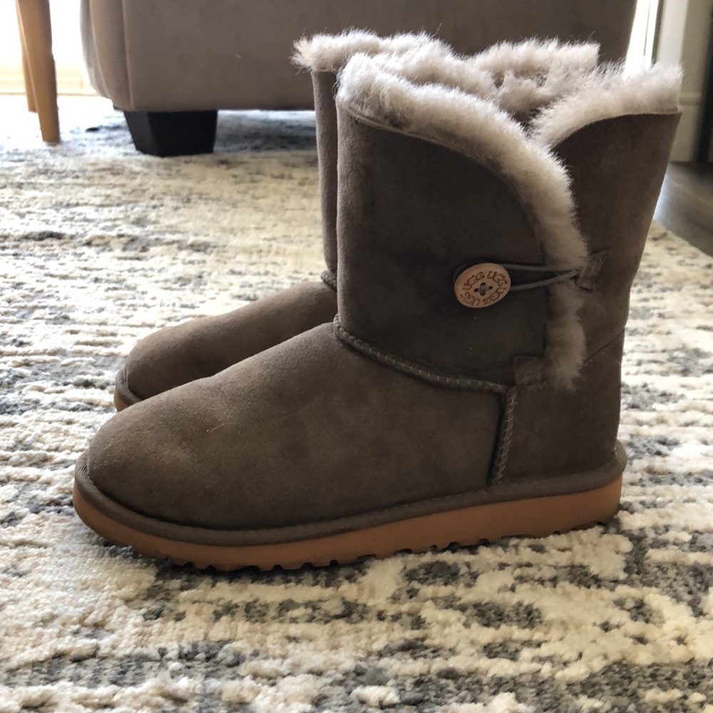 Like New UGGs. Size 4 but fits 5 womens